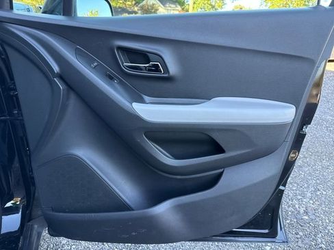 Used 2021 Chevrolet Trax LT image 24