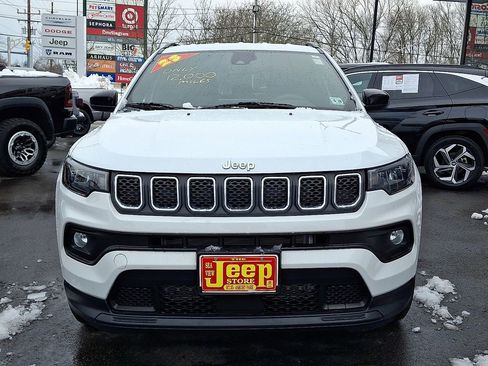 Used 2023 Jeep Compass Latitude image 2