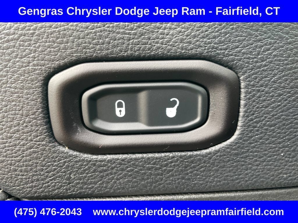 Used 2018 Jeep Wrangler Unlimited Sahara AWD/4WD image 38