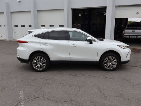 Used 2023 Toyota Venza XLE AWD/4WD image 11