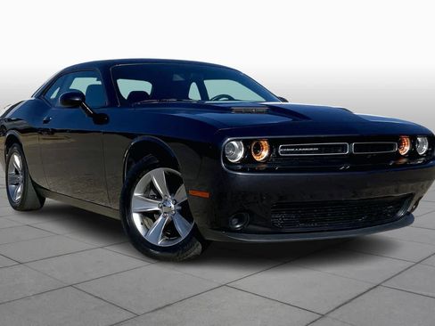 Used 2019 Dodge Challenger SXT image 2