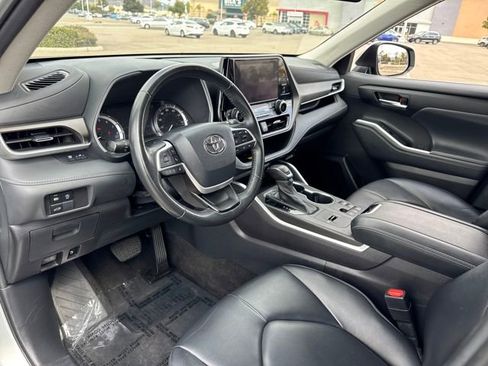 Used 2023 Toyota Highlander XLE image 7