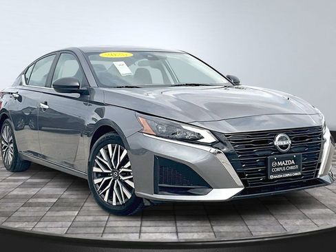 Used 2025 Nissan Altima 2.5 SV FWD image 4