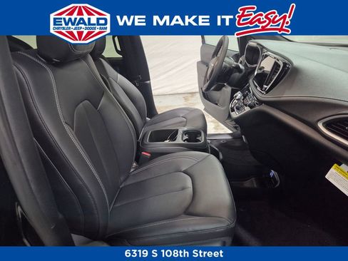 New 2026 Chrysler Pacifica Select image 9