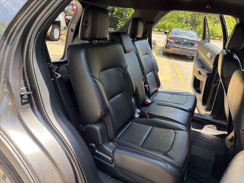 Used 2018 Ford Explorer XLT w/ Equipment Group 202A AWD/4WD image 9
