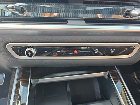 Used 2025 BMW X7 xDrive40i w/ M Sport Package image 26