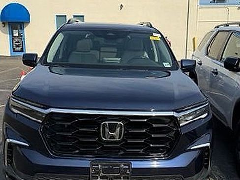 Used 2025 Honda Pilot Touring image 7