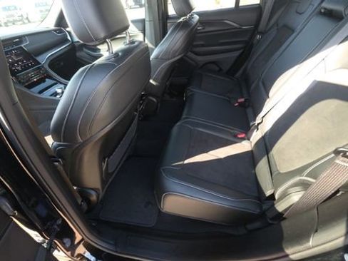 Used 2023 Jeep Grand Cherokee Altitude RWD image 18