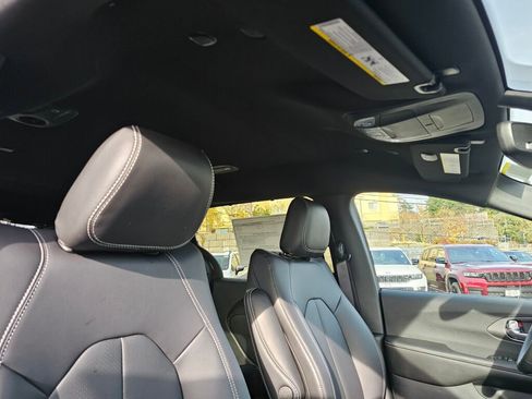 New 2026 Chrysler Pacifica Select image 13