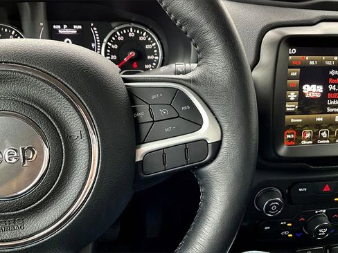 Used 2023 Jeep Renegade Latitude w/ Premium Group image 19