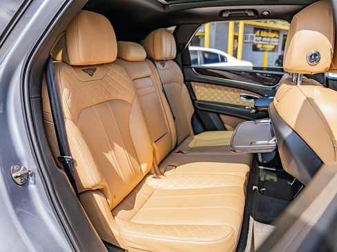 Used 2017 Bentley Bentayga image 26