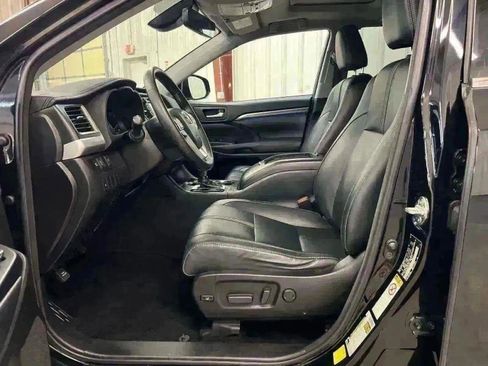 Used 2018 Toyota Highlander SE image 17