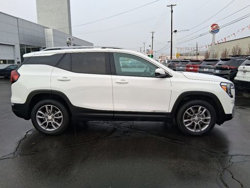 Used 2024 GMC Terrain SLT image 2