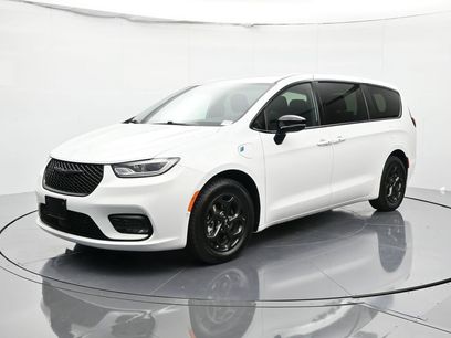 Used 2024 Chrysler Pacifica Select