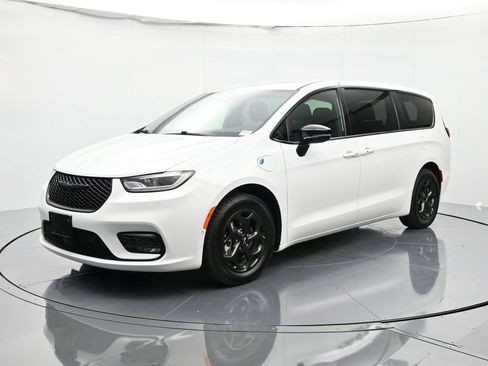 Used 2024 Chrysler Pacifica Select image 1