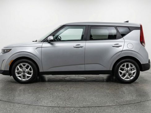 Used 2025 Kia Soul LX w/ LX Technology Package FWD image 5