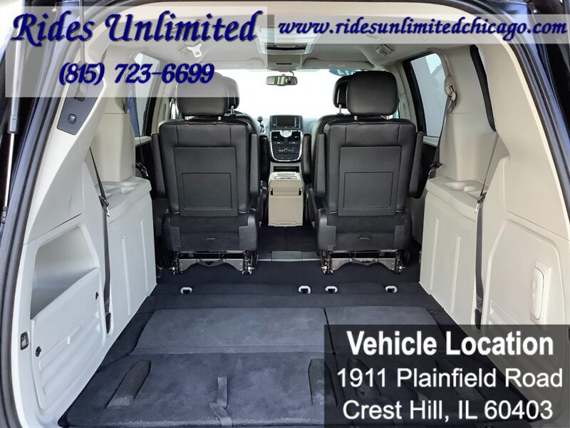 Used 2014 Chrysler Town & Country Touring FWD image 33