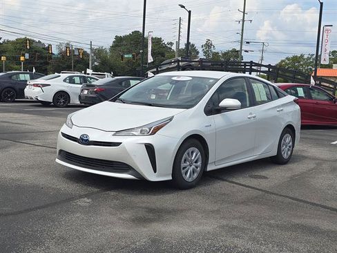 Used 2021 Toyota Prius LE image 2