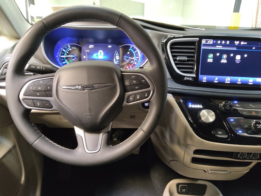 Used 2023 Chrysler Pacifica Touring-L FWD image 22