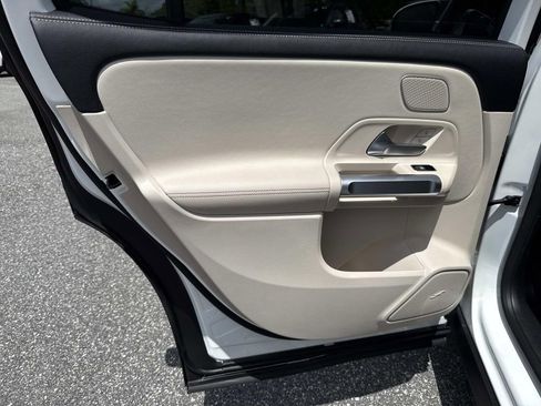 Used 2021 Mercedes-Benz GLB 250 4MATIC image 13