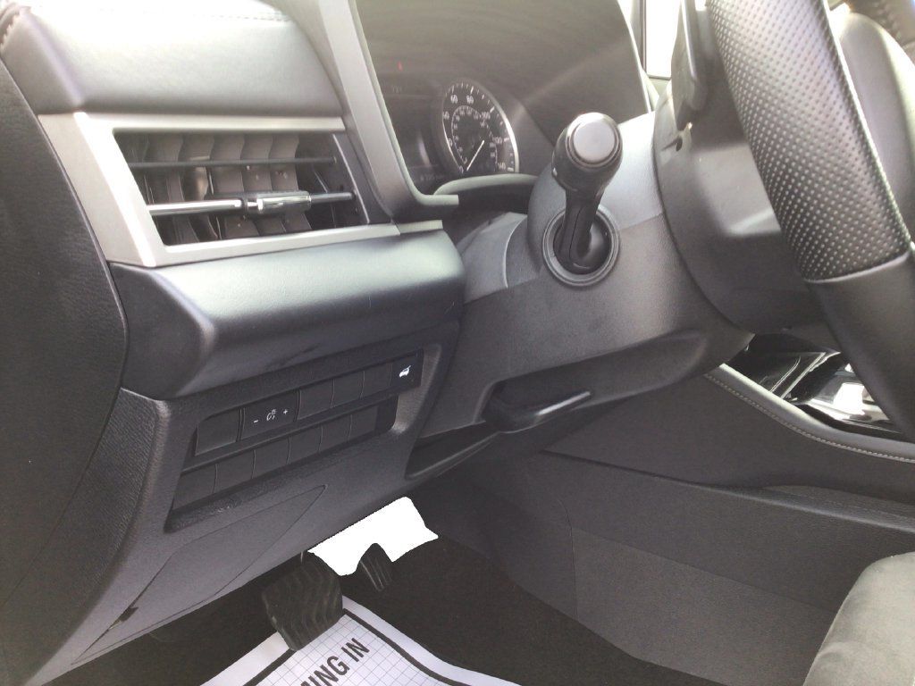 Used 2025 Mitsubishi Outlander AWD image 18
