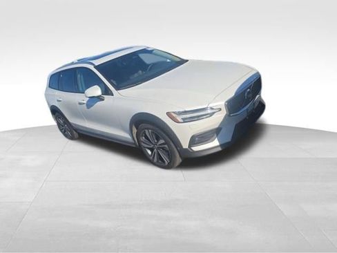 Used 2025 Volvo V60 B5 Cross Country Plus image 2