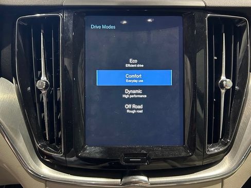 Used 2019 Volvo XC60 T5 Momentum w/ Multimedia Package AWD/4WD image 19