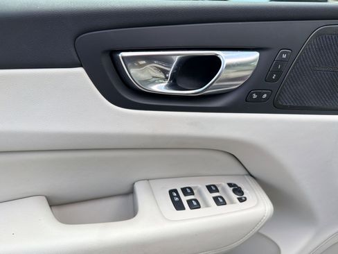 Used 2023 Volvo XC60 B5 Plus image 13