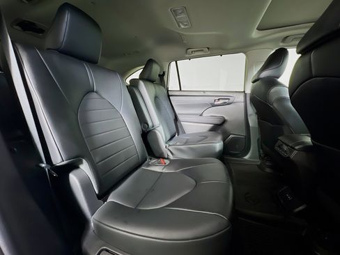 Used 2022 Toyota Highlander XLE AWD/4WD image 23