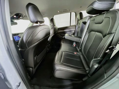 Used 2023 Jeep Grand Cherokee Limited w/ Black Appearance Package AWD/4WD image 24