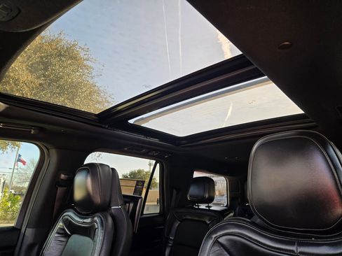 Used 2019 Lincoln Navigator Reserve image 14