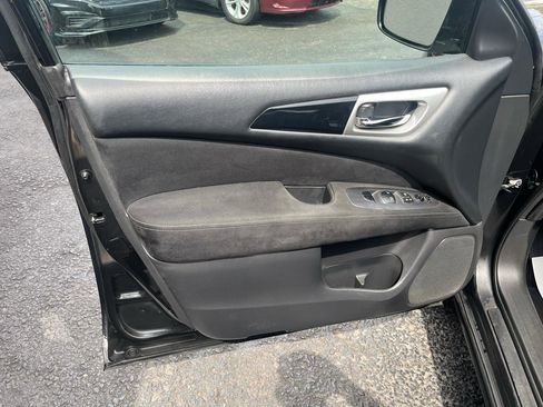 Used 2016 Nissan Pathfinder SV image 25