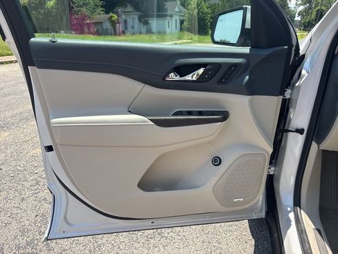 Used 2021 GMC Acadia Denali w/ Denali Technology Package FWD image 13