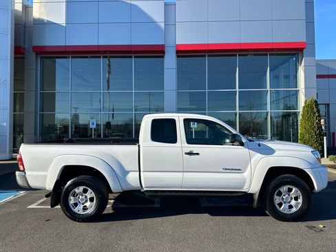 Used 2005 Toyota Tacoma PreRunner image 2