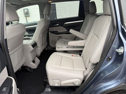 Used 2019 Toyota Highlander XLE AWD/4WD image 8