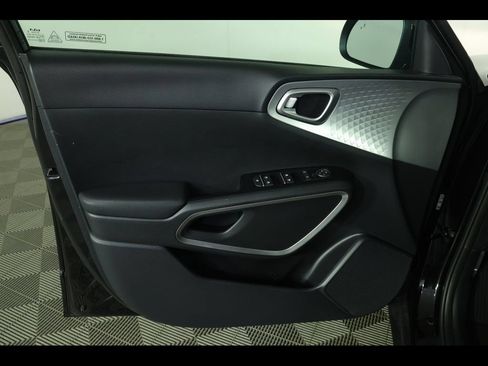 Used 2025 Kia Soul LX w/ LX Technology Package FWD image 21