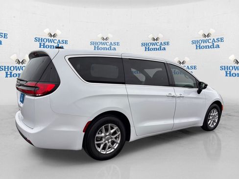 Used 2024 Chrysler Pacifica Touring FWD image 8