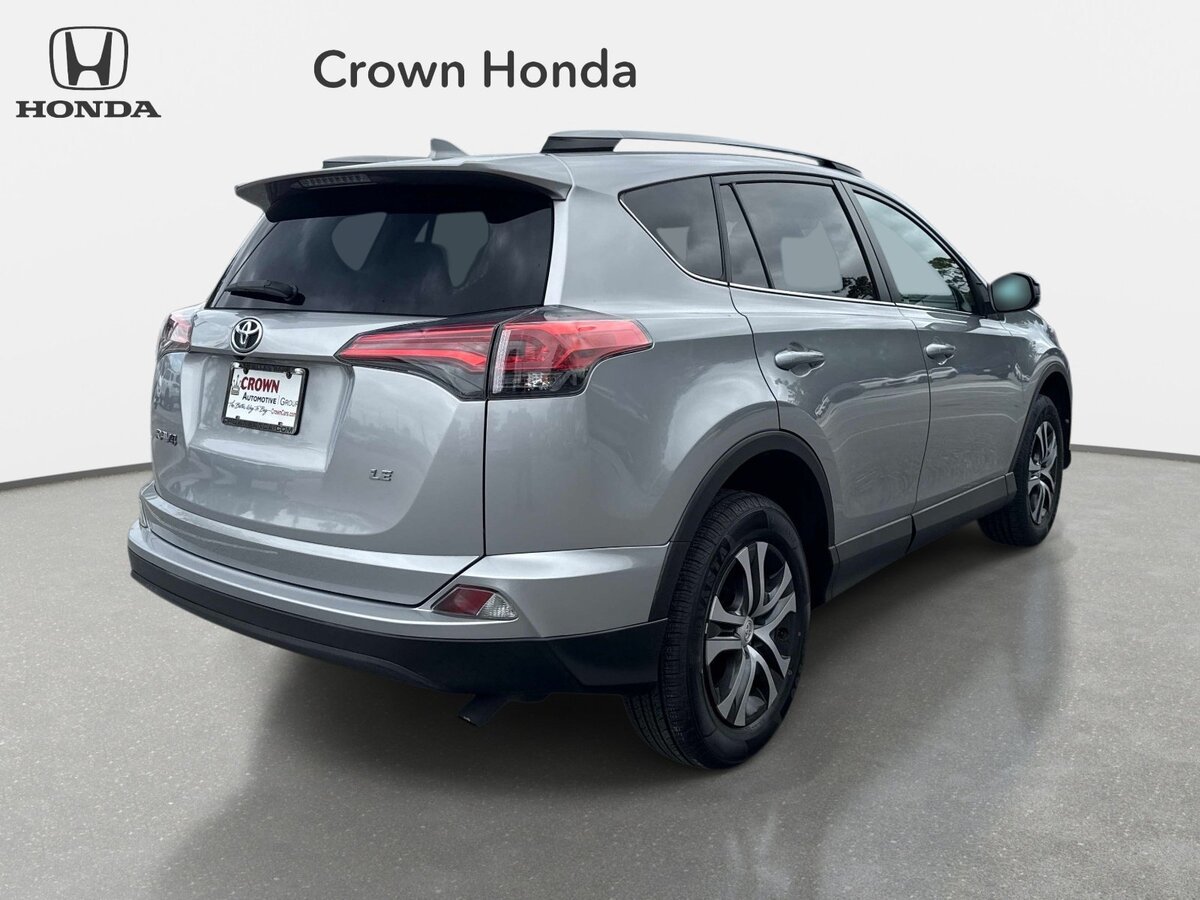 Used 2017 Toyota RAV4 LE FWD image 4