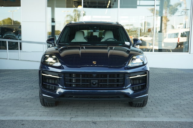 Used 2024 Porsche Cayenne AWD/4WD image 3