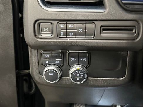 Used 2023 GMC Yukon XL SLT w/ SLT Luxury Package image 15