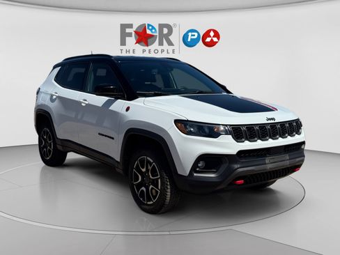 Used 2025 Jeep Compass Trailhawk AWD/4WD image 7