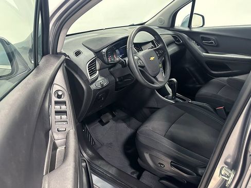 Used 2020 Chevrolet Trax LT FWD image 17