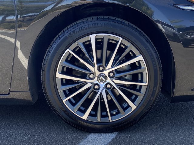 Used 2025 Lexus ES 300h w/ Premium Package FWD image 8