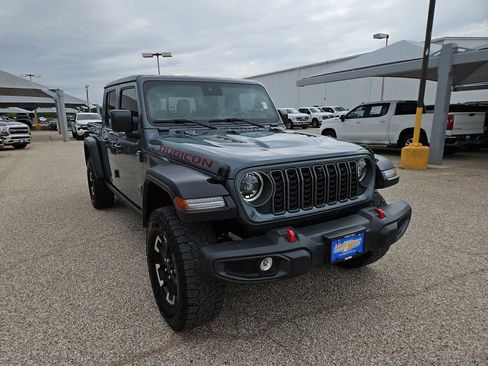 Used 2025 Jeep Gladiator Rubicon w/ Convenience Group AWD/4WD image 2