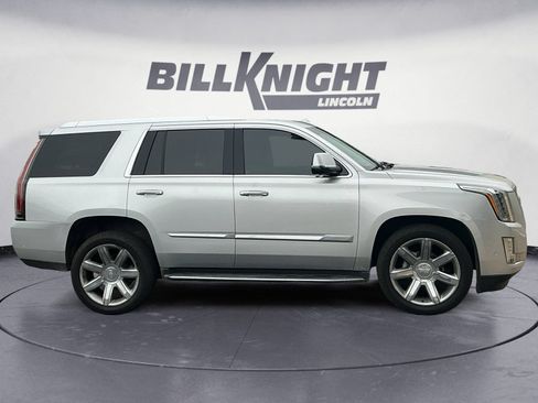 Used 2017 Cadillac Escalade Premium Luxury RWD image 6