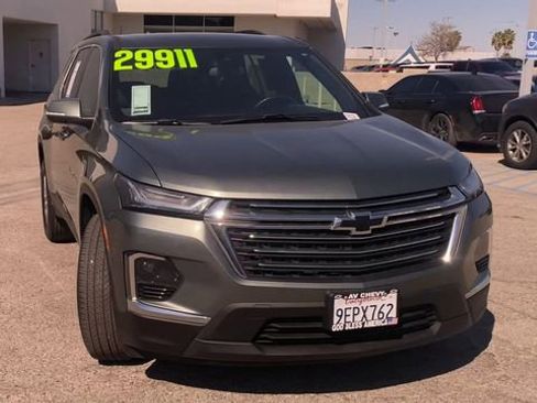 Used 2023 Chevrolet Traverse LT image 3
