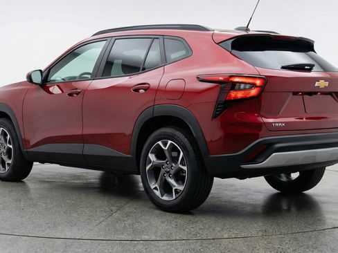 Used 2025 Chevrolet Trax LT w/ LT Convenience Package image 6