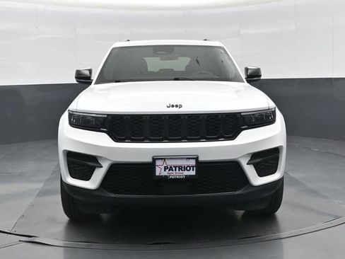 Used 2025 Jeep Grand Cherokee Altitude AWD/4WD image 9
