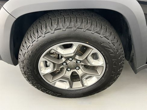 Used 2019 Jeep Cherokee Trailhawk image 11