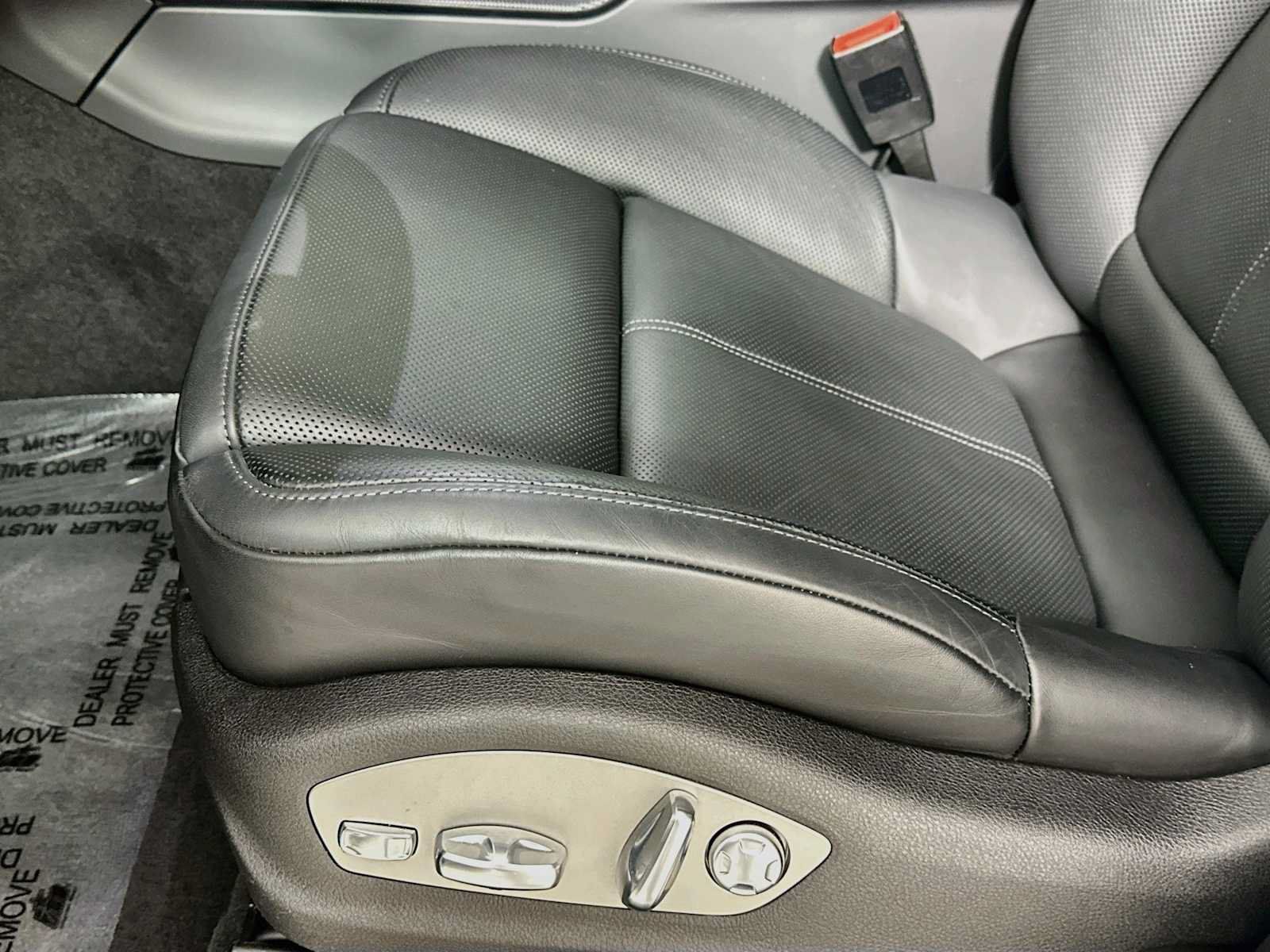 Certified 2026 Porsche Macan AWD/4WD image 12